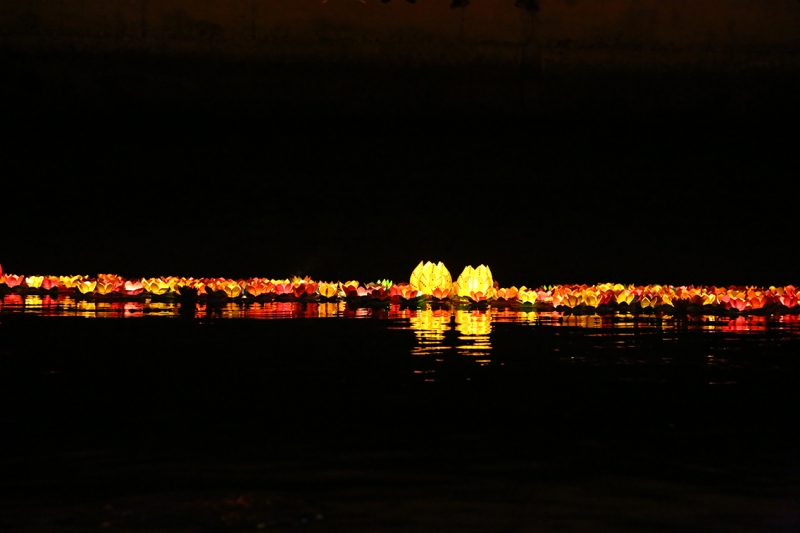 le hoi den hoa dang lung linh trong dem ram thang 7