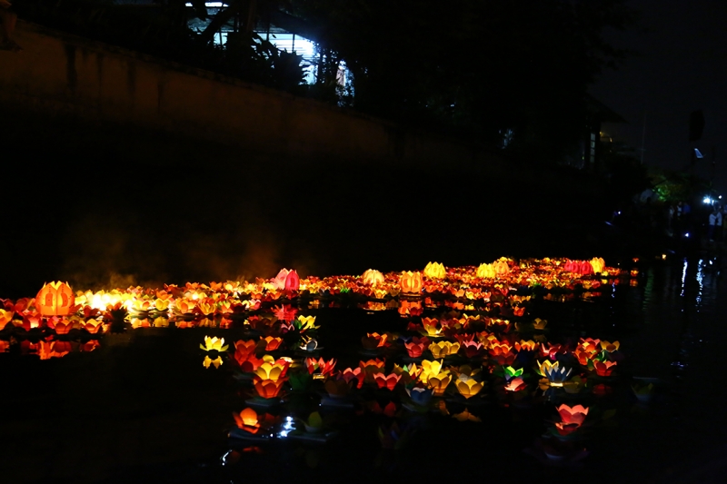 le hoi den hoa dang lung linh trong dem ram thang 7
