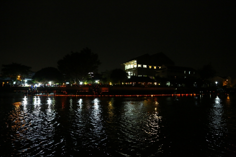 le hoi den hoa dang lung linh trong dem ram thang 7