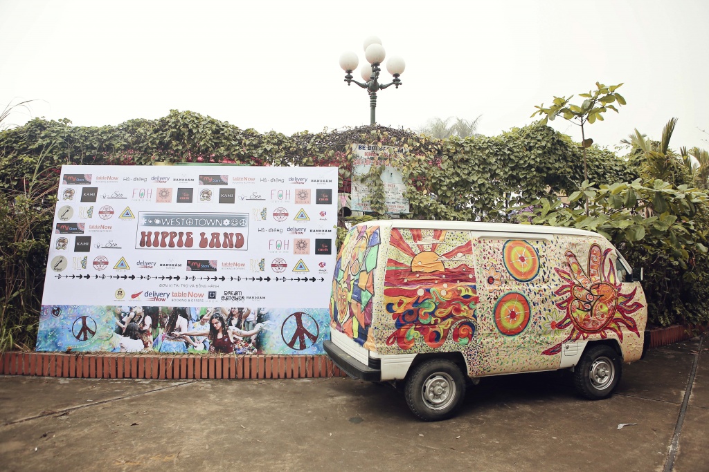 gioi tre ha noi va du khach thich thu voi le hoi hippie land