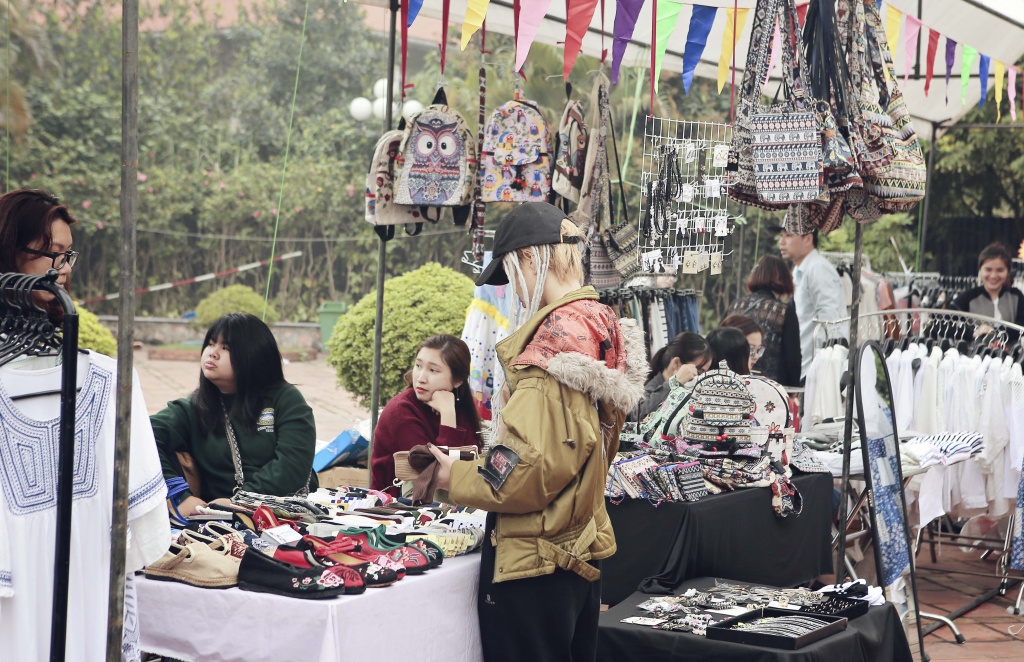 gioi tre ha noi va du khach thich thu voi le hoi hippie land