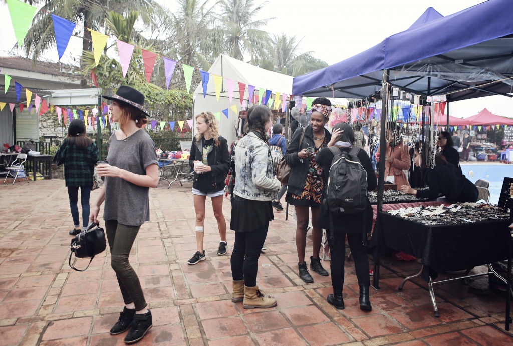 gioi tre ha noi va du khach thich thu voi le hoi hippie land