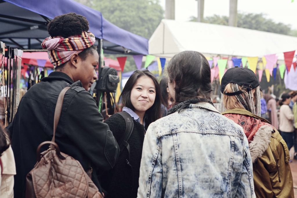 gioi tre ha noi va du khach thich thu voi le hoi hippie land