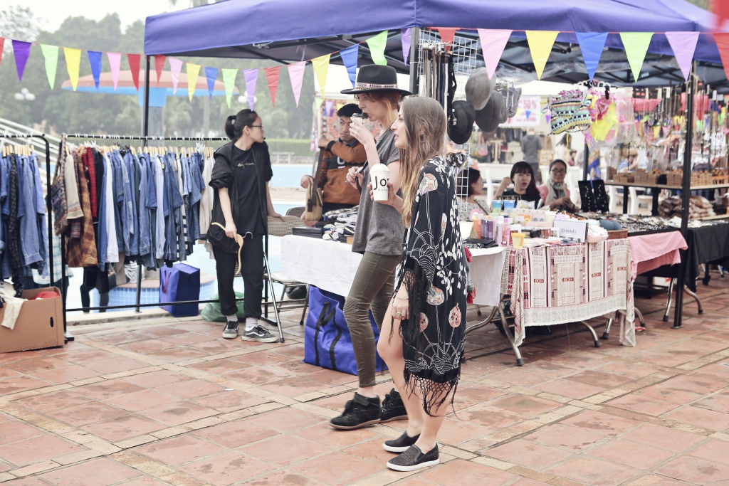 gioi tre ha noi va du khach thich thu voi le hoi hippie land