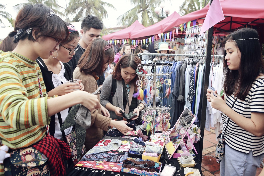 gioi tre ha noi va du khach thich thu voi le hoi hippie land