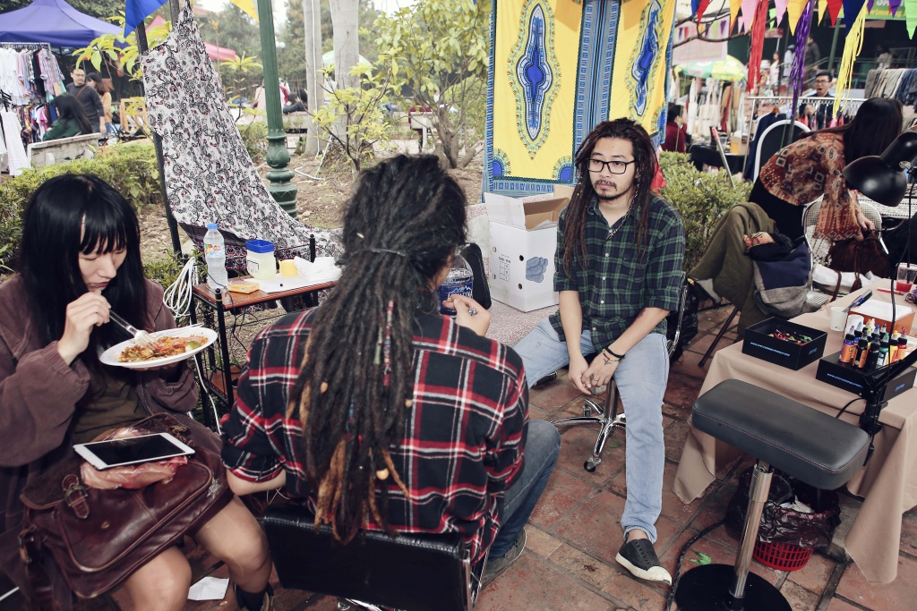 gioi tre ha noi va du khach thich thu voi le hoi hippie land