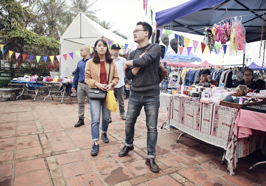 gioi tre ha noi va du khach thich thu voi le hoi hippie land