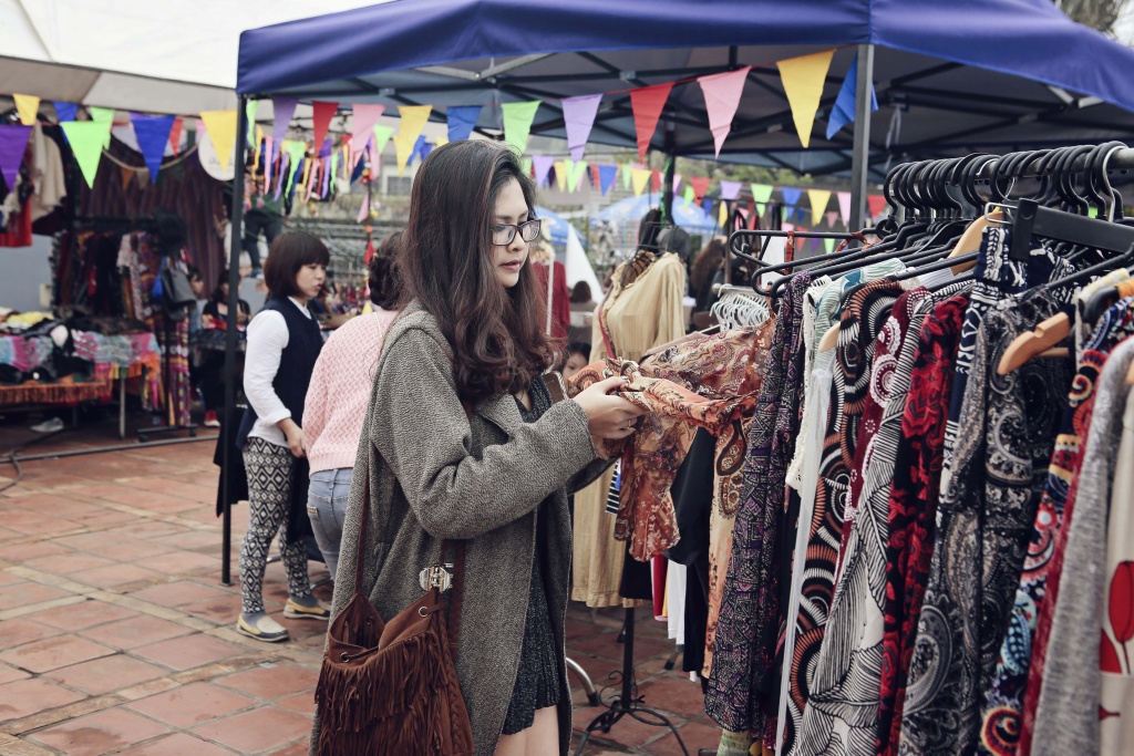 gioi tre ha noi va du khach thich thu voi le hoi hippie land