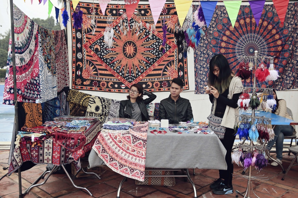 gioi tre ha noi va du khach thich thu voi le hoi hippie land