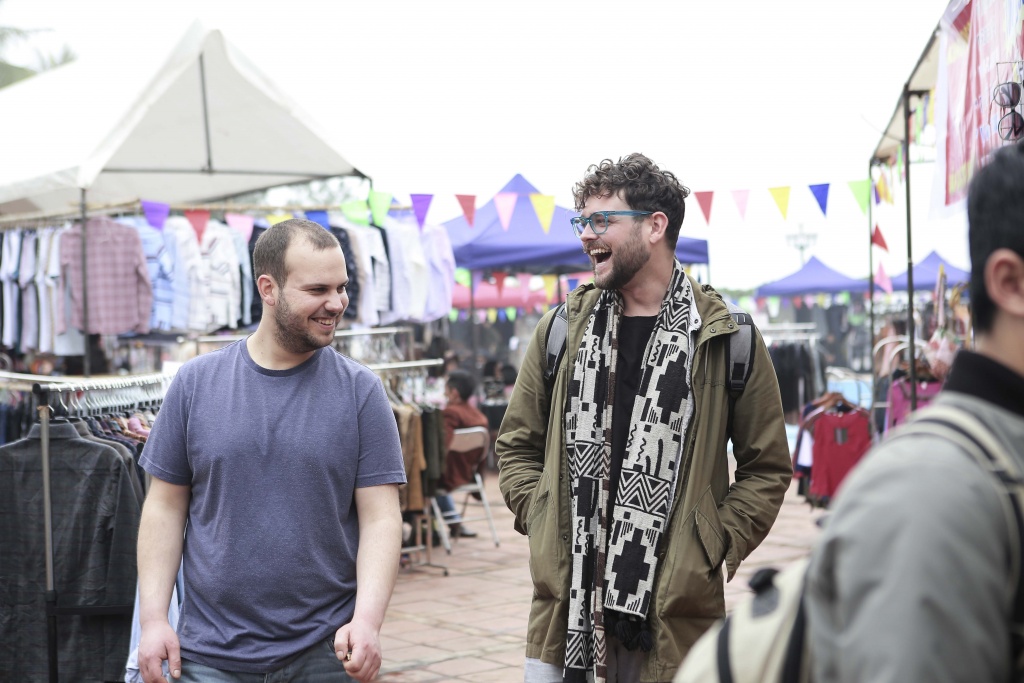 gioi tre ha noi va du khach thich thu voi le hoi hippie land