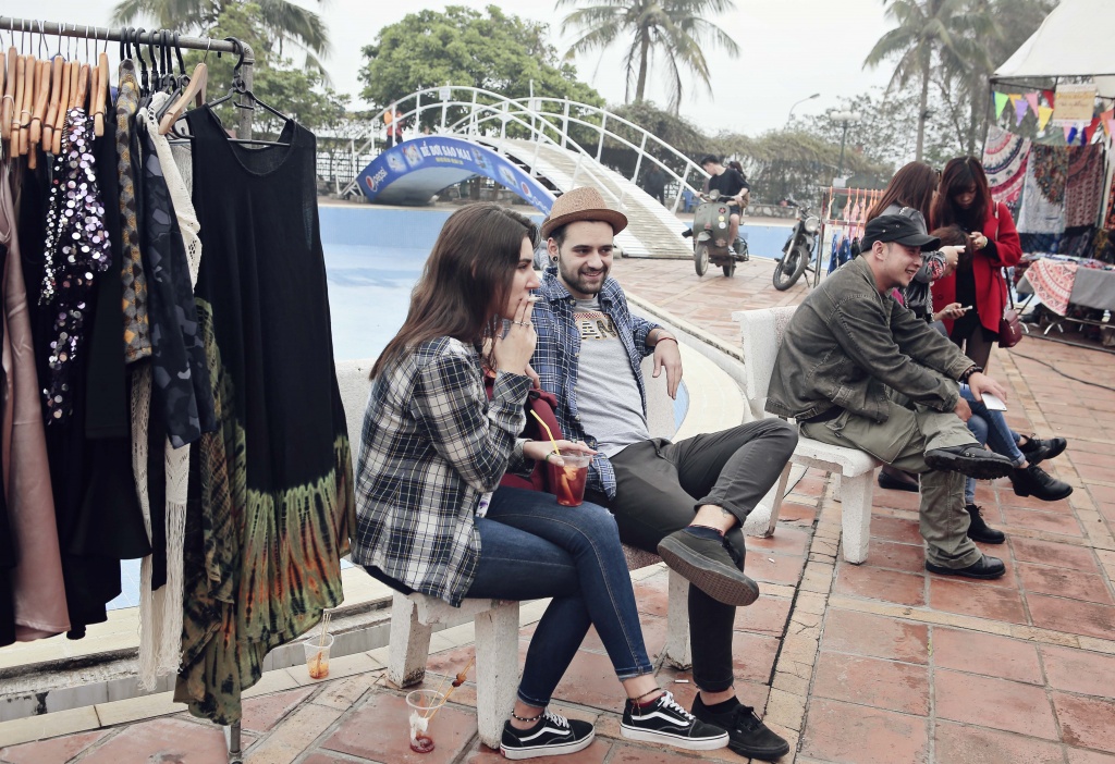 gioi tre ha noi va du khach thich thu voi le hoi hippie land