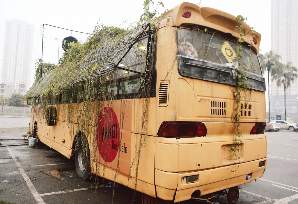 hanoi bus cafe doc dao voi khong gian vua doc dao vua than thuoc