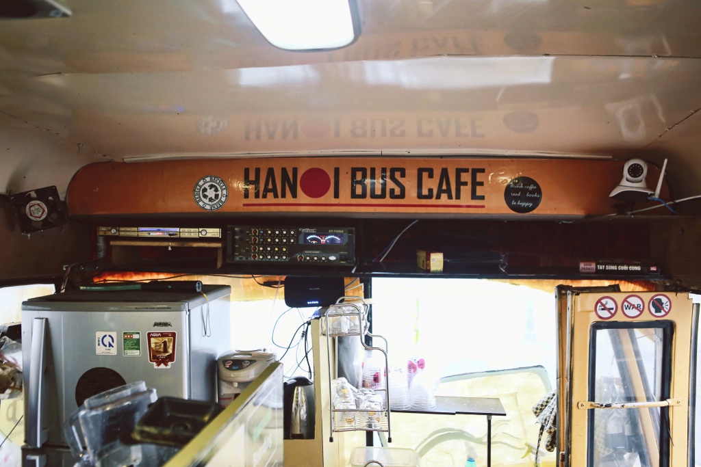 hanoi bus cafe doc dao voi khong gian vua doc dao vua than thuoc
