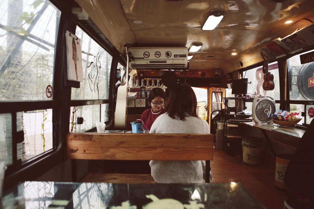 hanoi bus cafe doc dao voi khong gian vua doc dao vua than thuoc