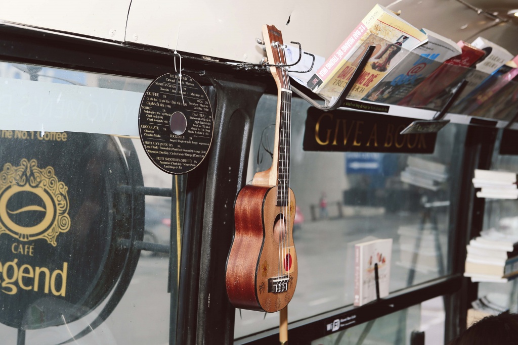 hanoi bus cafe doc dao voi khong gian vua doc dao vua than thuoc