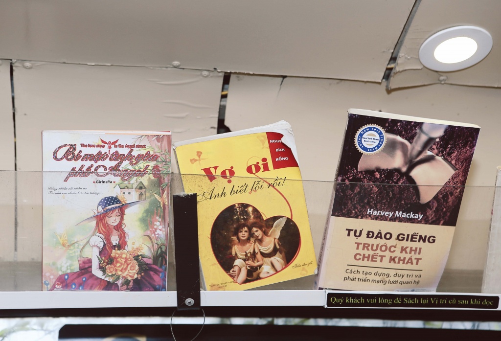 hanoi bus cafe doc dao voi khong gian vua doc dao vua than thuoc