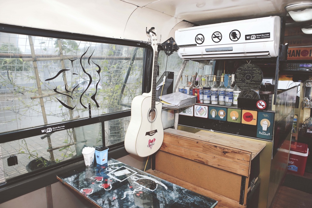 hanoi bus cafe doc dao voi khong gian vua doc dao vua than thuoc