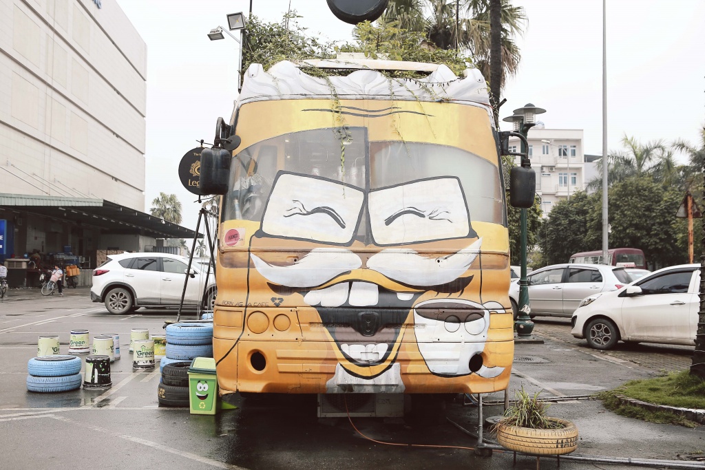 hanoi bus cafe doc dao voi khong gian vua doc dao vua than thuoc