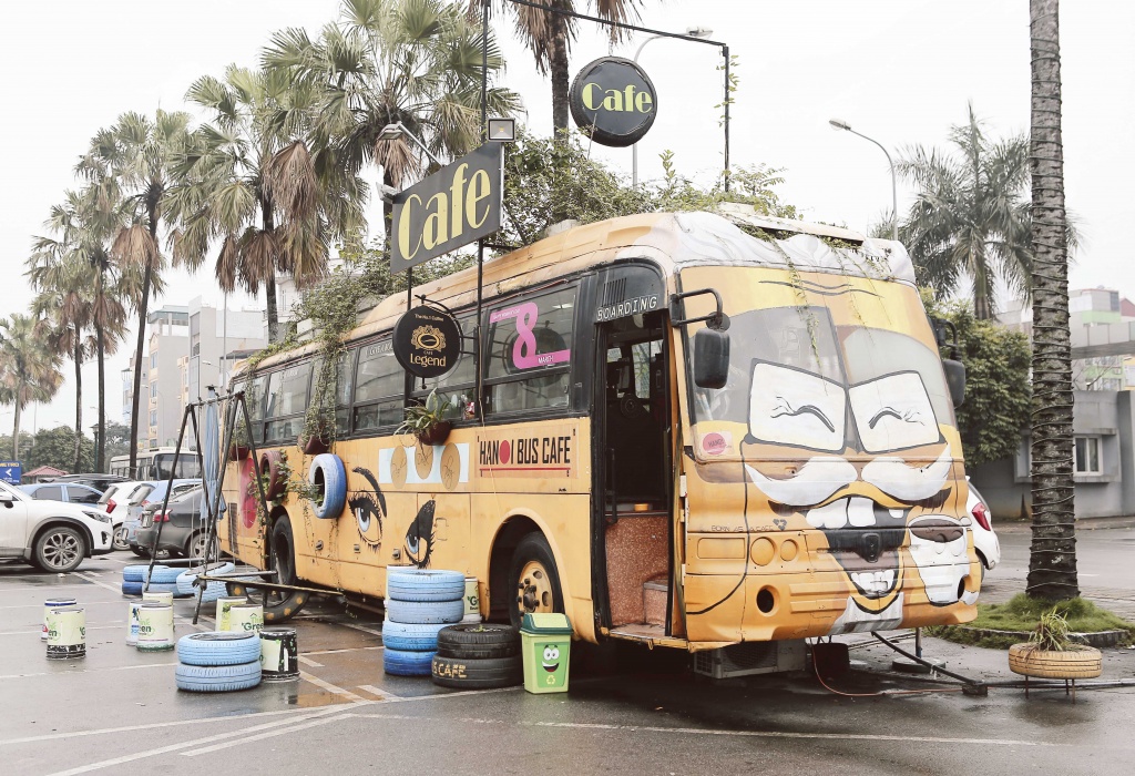 hanoi bus cafe doc dao voi khong gian vua doc dao vua than thuoc
