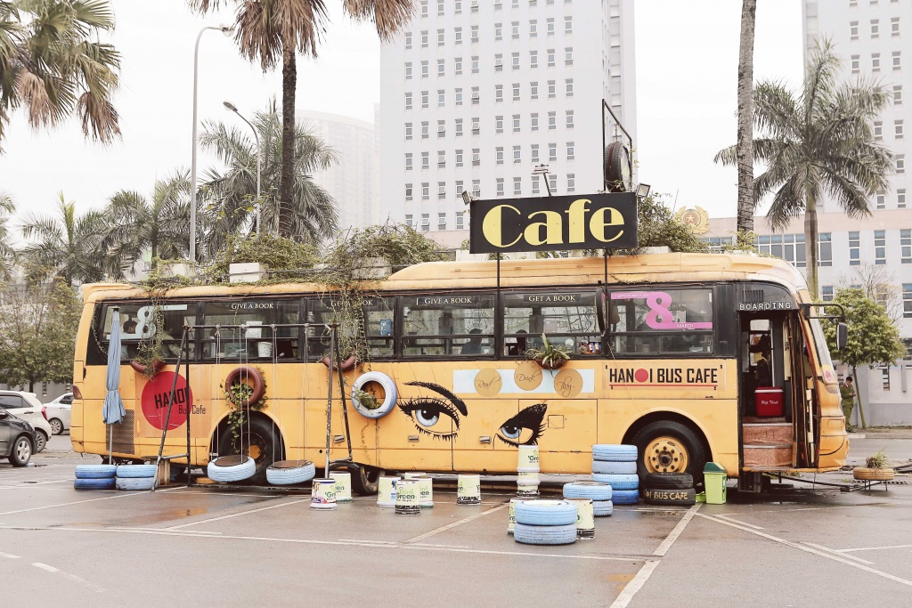 hanoi bus cafe doc dao voi khong gian vua doc dao vua than thuoc