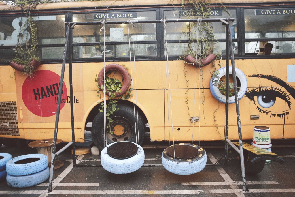 hanoi bus cafe doc dao voi khong gian vua doc dao vua than thuoc