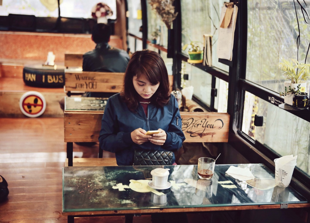 hanoi bus cafe doc dao voi khong gian vua doc dao vua than thuoc