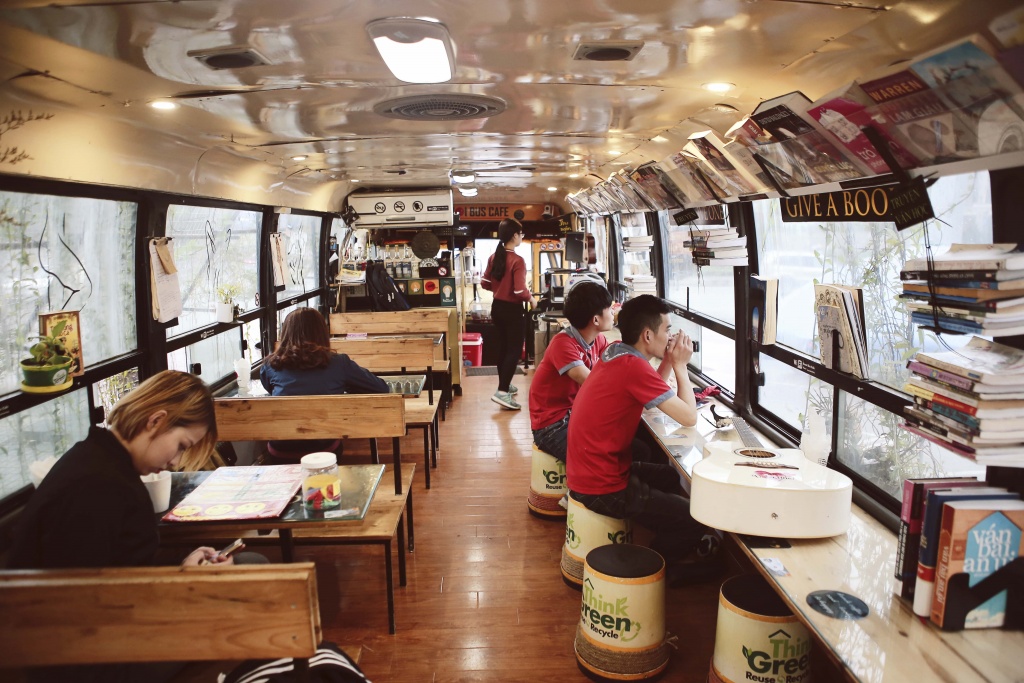 hanoi bus cafe doc dao voi khong gian vua doc dao vua than thuoc