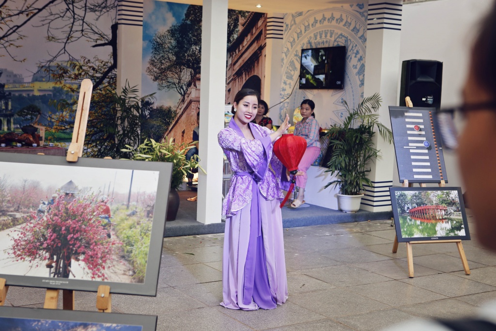 Người dân thủ đô thích thú với lễ hội nguoi dan thu do thich thu voi le hoi nhung ngay han quoc tai ha noi