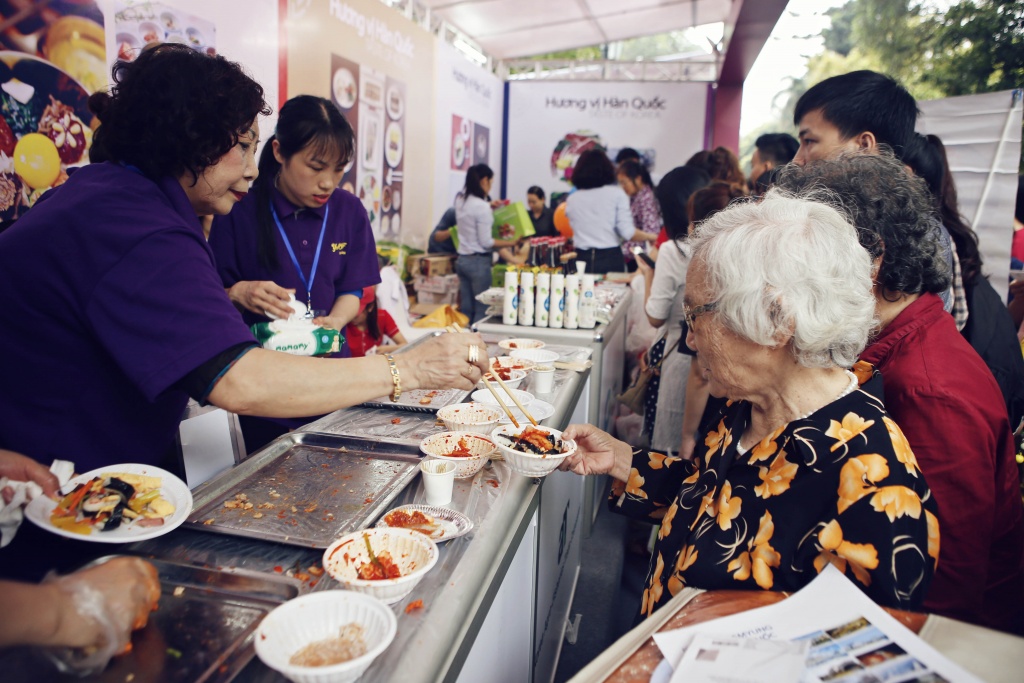 Người dân thủ đô thích thú với lễ hội nguoi dan thu do thich thu voi le hoi nhung ngay han quoc tai ha noi