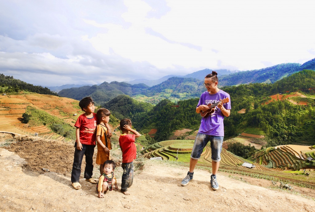 di cay tren ruong bac thang o mu cang chai