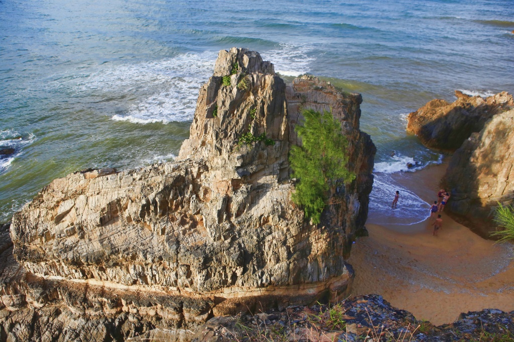 Mùa hè của tuổi trẻ là phải một lần đặt chân tới Bãi Đá Nhảy Quảng Bình bai da nhay bai bien voi ve dep nguyen so va ky thu o quang binh
