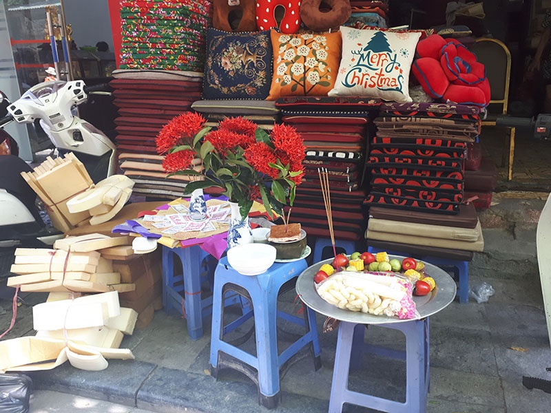 Dân kinh doanh phố cổ Hà Nội phát tâm cúng chúng sinh rằm tháng 7 dan kinh doanh pho co ha noi phat tam cung chung sinh ram thang 7