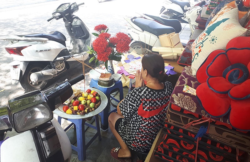 Dân kinh doanh phố cổ Hà Nội phát tâm cúng chúng sinh rằm tháng 7 dan kinh doanh pho co ha noi phat tam cung chung sinh ram thang 7