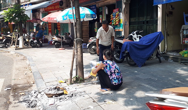 Dân kinh doanh phố cổ Hà Nội phát tâm cúng chúng sinh rằm tháng 7 dan kinh doanh pho co ha noi phat tam cung chung sinh ram thang 7