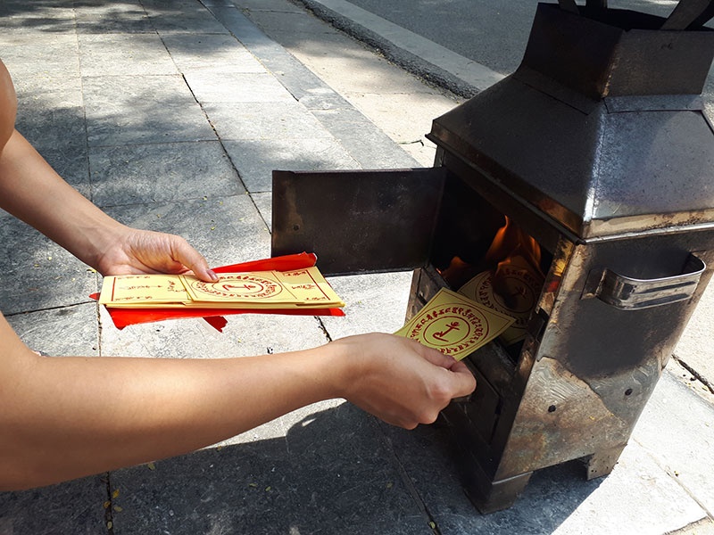 Dân kinh doanh phố cổ Hà Nội phát tâm cúng chúng sinh rằm tháng 7 dan kinh doanh pho co ha noi phat tam cung chung sinh ram thang 7