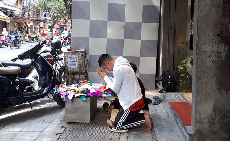 Dân kinh doanh phố cổ Hà Nội phát tâm cúng chúng sinh rằm tháng 7 dan kinh doanh pho co ha noi phat tam cung chung sinh ram thang 7