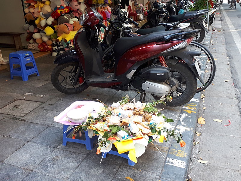 Dân kinh doanh phố cổ Hà Nội phát tâm cúng chúng sinh rằm tháng 7 dan kinh doanh pho co ha noi phat tam cung chung sinh ram thang 7