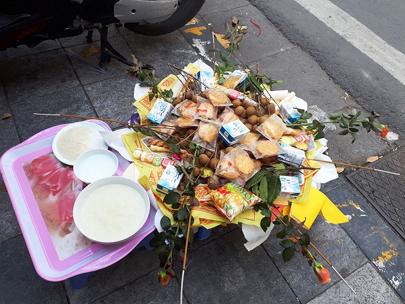 Dân kinh doanh phố cổ Hà Nội phát tâm cúng chúng sinh rằm tháng 7 dan kinh doanh pho co ha noi phat tam cung chung sinh ram thang 7