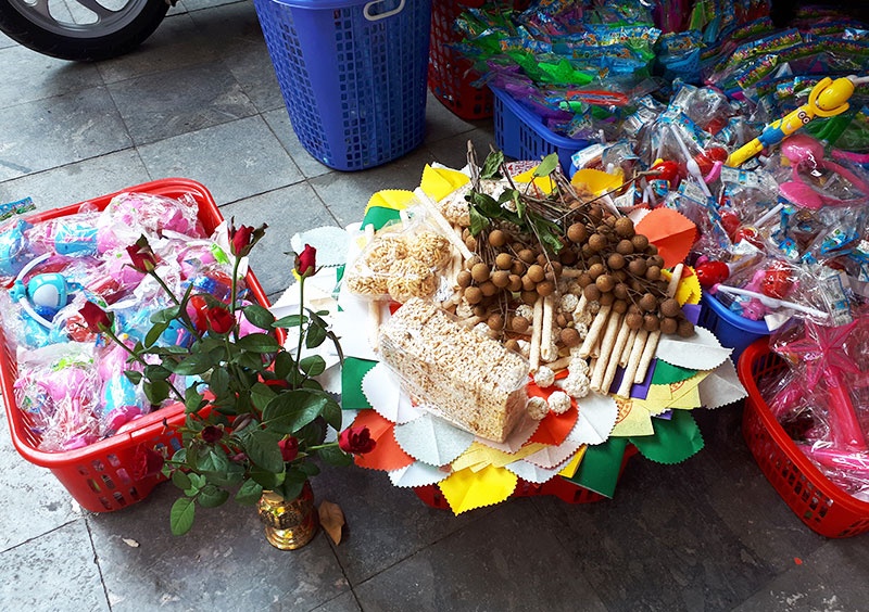 Dân kinh doanh phố cổ Hà Nội phát tâm cúng chúng sinh rằm tháng 7 dan kinh doanh pho co ha noi phat tam cung chung sinh ram thang 7