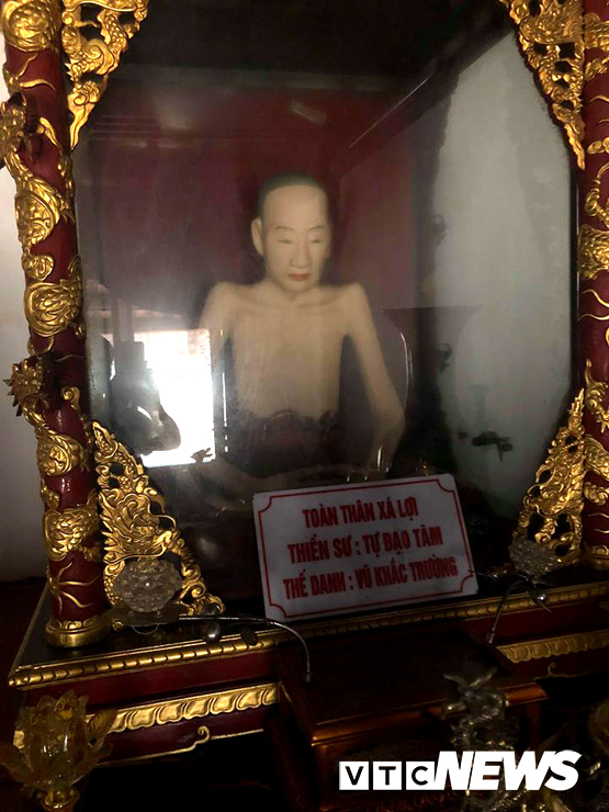 bi an hai vi su ngoi thien trong thap mo co the bat hoai o thuong tin