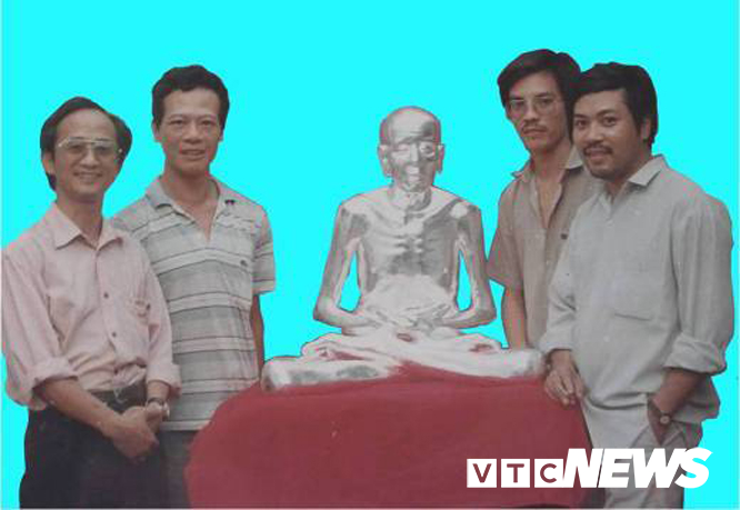 bi an hai vi su ngoi thien trong thap mo co the bat hoai o thuong tin