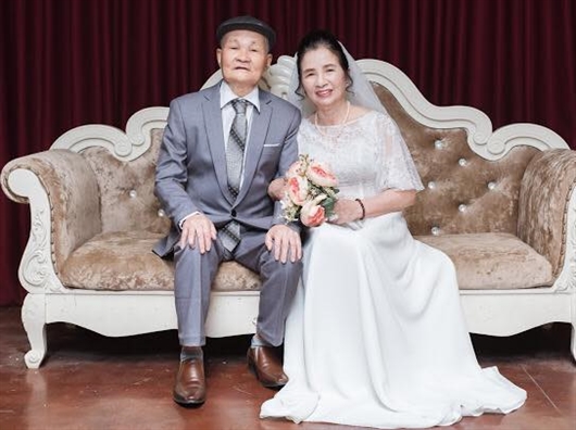 bo anh 50 nam ngay cuoi gay sot cong dong mang va chuyen tinh dep nhu phim cua ong ba anh