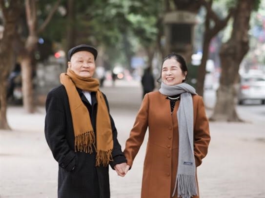 bo anh 50 nam ngay cuoi gay sot cong dong mang va chuyen tinh dep nhu phim cua ong ba anh