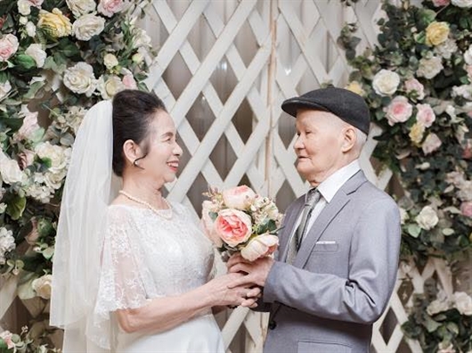 bo anh 50 nam ngay cuoi gay sot cong dong mang va chuyen tinh dep nhu phim cua ong ba anh