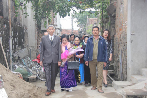 ha nam chu re 73 tuoi ruoc co dau 70 trong ngay dau nam moi