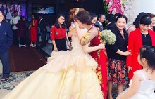Cô dâu ôm bố mẹ khóc nức nở: 'Lấy chồng xa 53km thôi mà cảm giác như 530km'