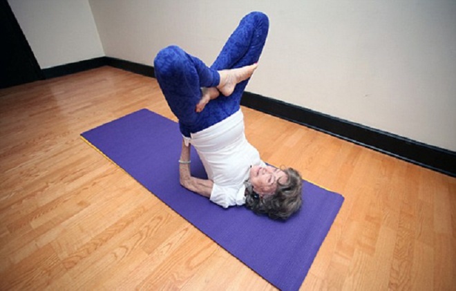 Khâm phục cuộc sống trẻ trung của huấn luyện viên yoga 99 tuổi kham phuc cuoc song tre trung cua huan luyen vien yoga 99 tuoi