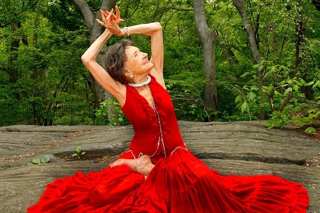 Khâm phục cuộc sống trẻ trung của huấn luyện viên yoga 99 tuổi kham phuc cuoc song tre trung cua huan luyen vien yoga 99 tuoi