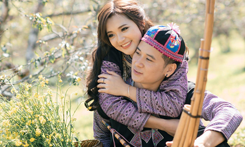 chang trai tim duoc vo qua buc anh co gai dan toc la mat ben suoi