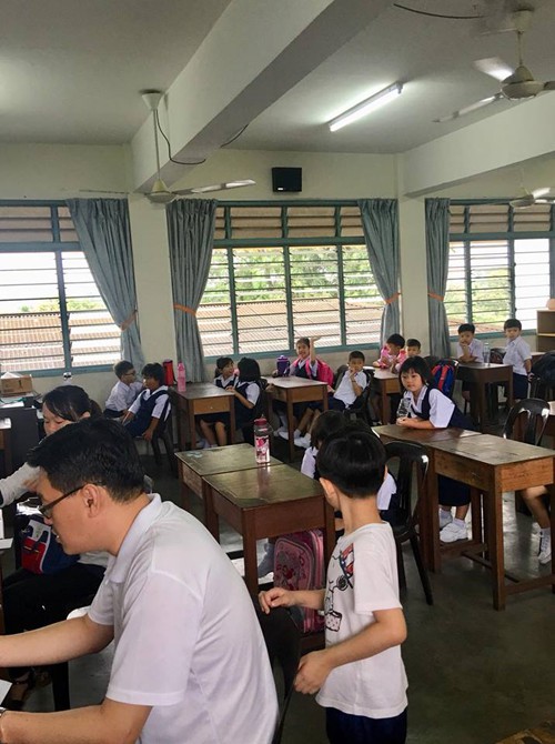 Mẹ Việt cho con học lớp 1 với chi phí cả năm hết 500 nghìn đồng me viet cho con hoc lop 1 voi chi phi ca nam het 500 nghin dong